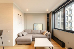17183AB New York Concept House CHECK-IN 24-7